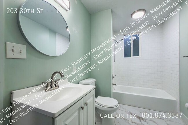 Building Photo - 203 30th St