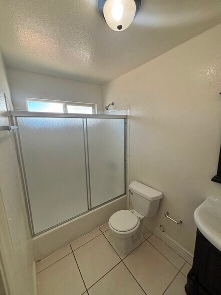 Building Photo - 828 W 71st St