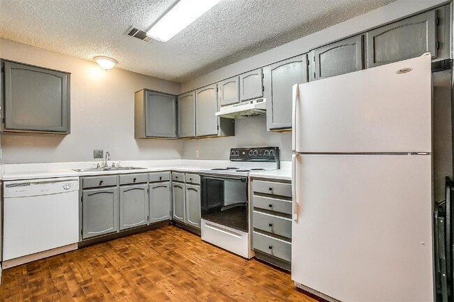 Building Photo - Modern 3 Bed, 2 Bath Multiplex - A Must-See!