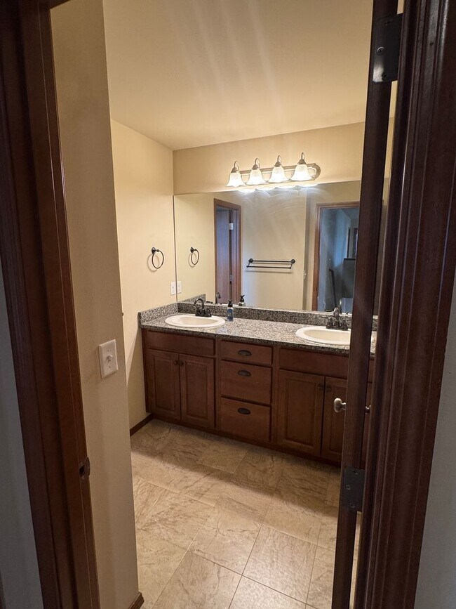 Building Photo - Spacious Vista View Home for Lease