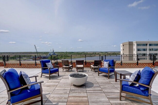 Building Photo - Two bedroom end unit condo with stunning d...