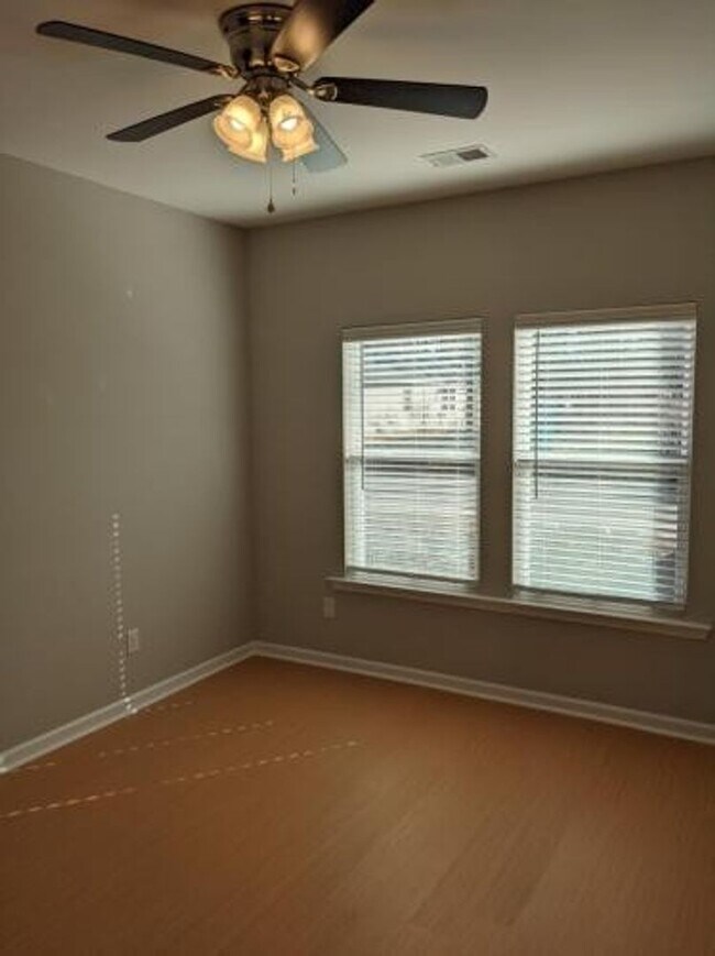 Building Photo - Beautiful 3 Bedroom Home
