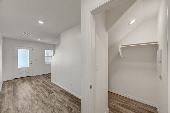 Building Photo - Upgraded 5 bedroom home in Cul-De-Sac!!
