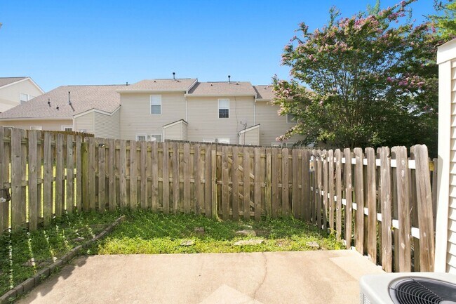 Building Photo - Charming 2-Bed Townhome in Hardison Hills