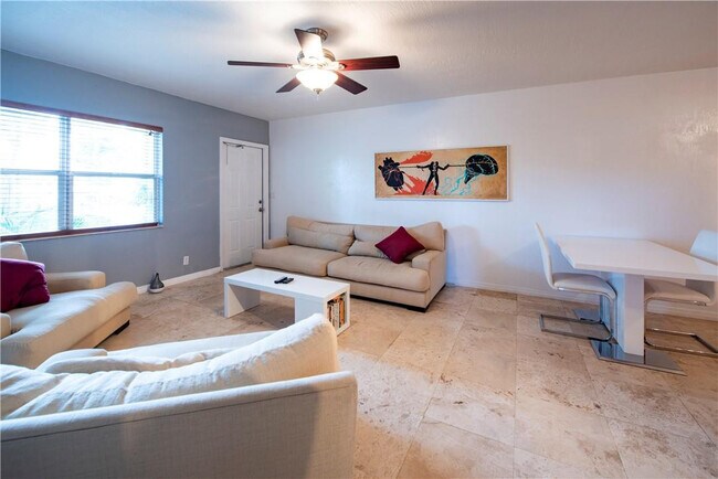 Building Photo - 530 NE 15th Ct