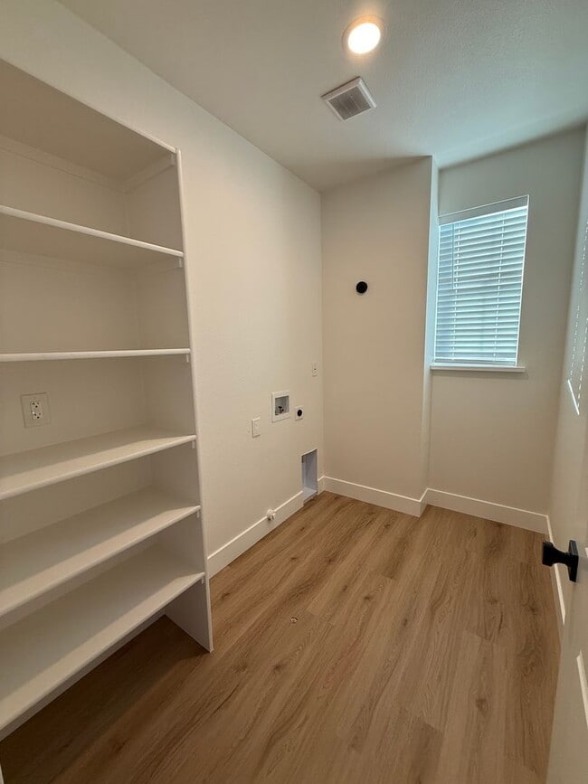 Building Photo - 8461001/85