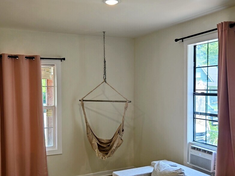 Building Photo - 426 W King St