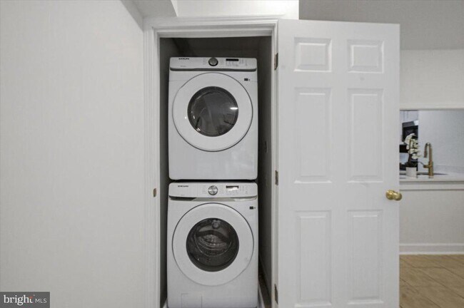 Building Photo - 8141 Kingsway Ct