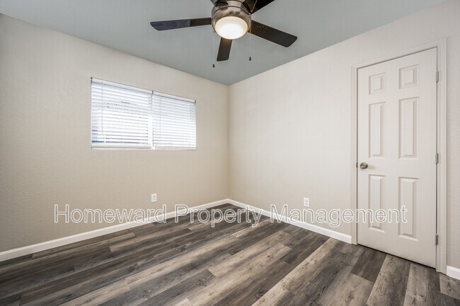 Building Photo - 121 Thoroughbred Dr