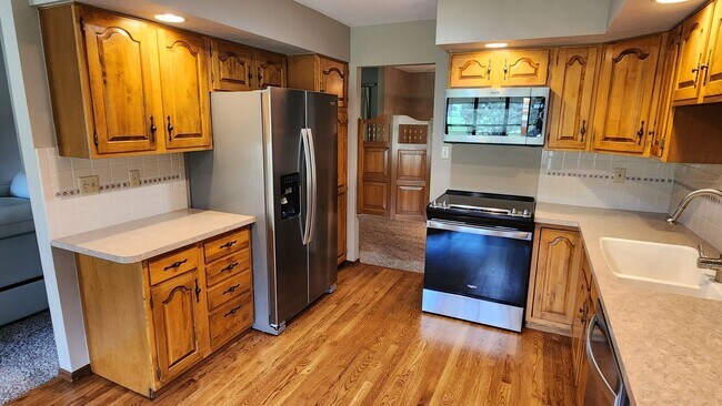 Building Photo - Ranch Style Home Located inside Kissing Camels!