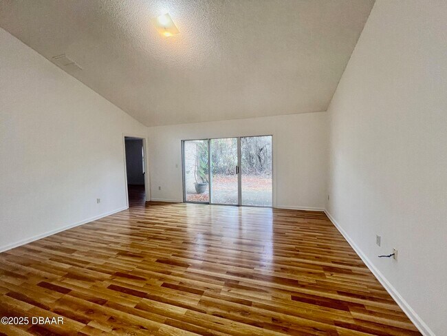 Building Photo - 11 Plainview Dr