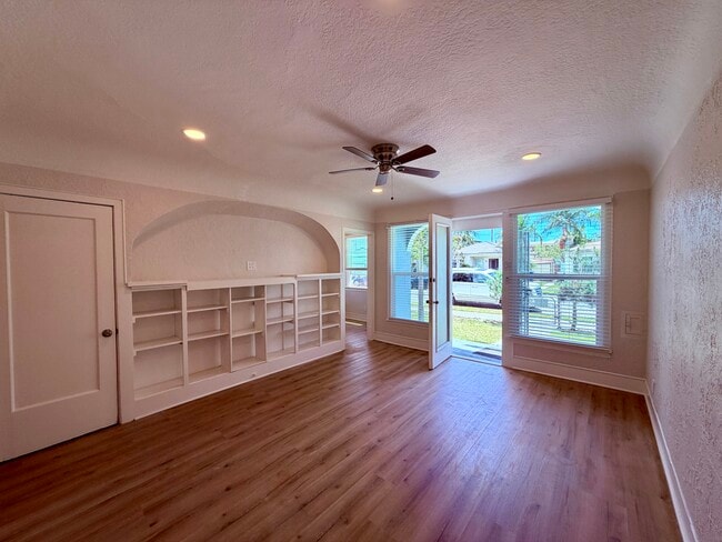 Living Room - 199 E Hullett St