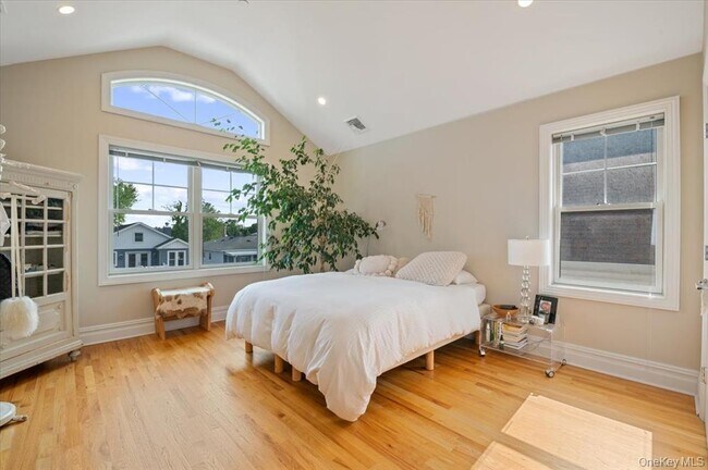 Building Photo - 545 E Fulton St