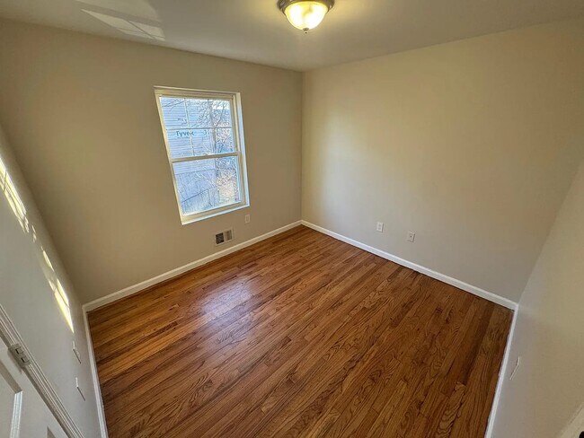 Building Photo - 305 S 6th St