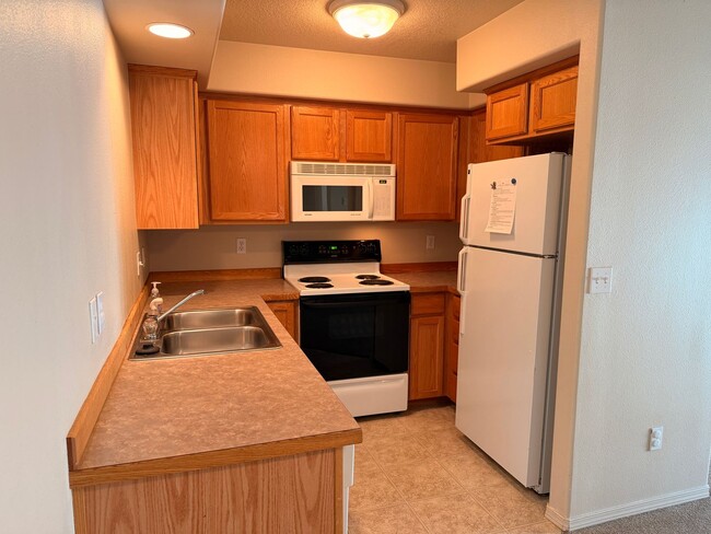 Building Photo - 2 Bedroom, 2 Bathroom Duplex in NE Bend – Available Late May