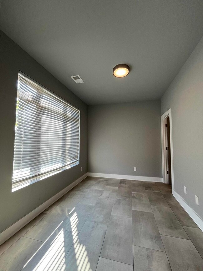 Building Photo - 976 Youngs Ln