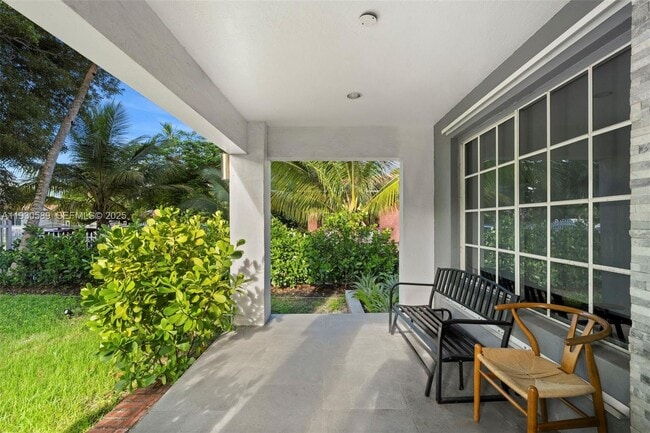 Building Photo - 555 NE 73rd St