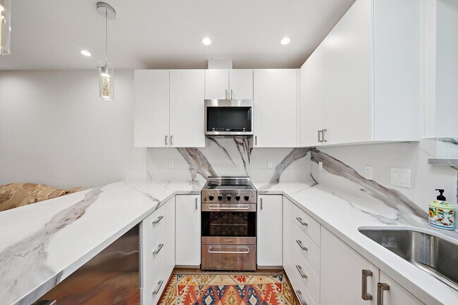 Building Photo - Beautifully Appointed 7-Bedroom Home with Lush Garden Setting in Palo Alto