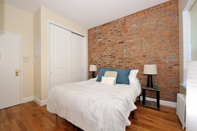Building Photo - 137 MacDougal St