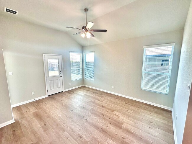 Building Photo - Luxury 3-Bed, 2-Bath Duplex in Buda!