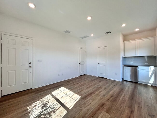 Building Photo - 208 Otter Rd