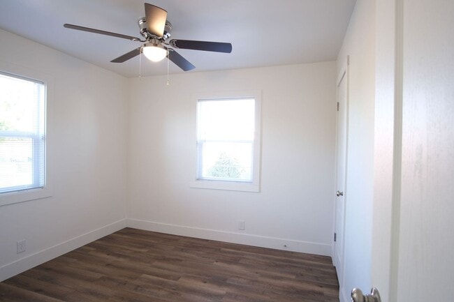 Building Photo - 3 Bedroom 1 Bath -Available NOW