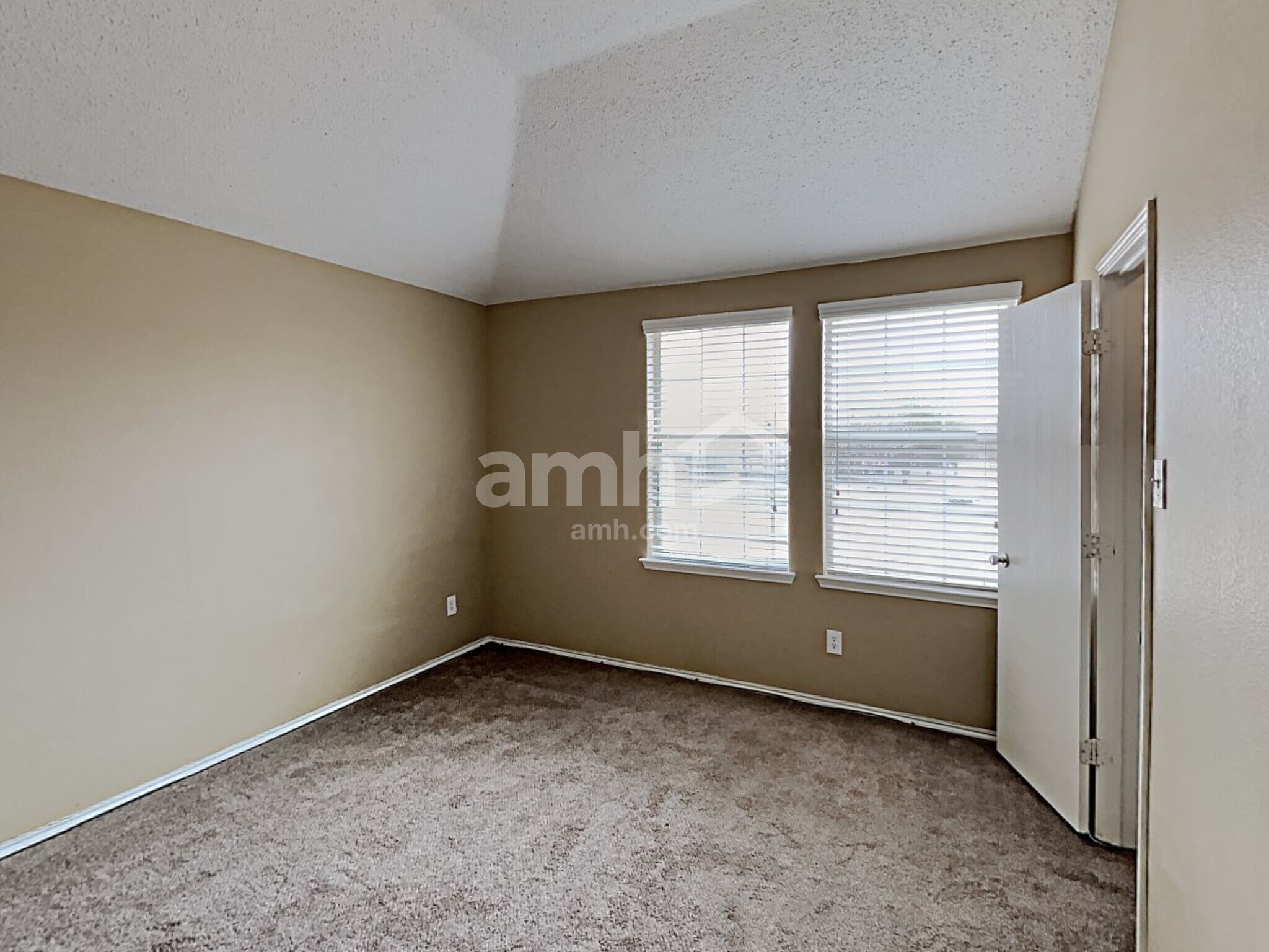 Building Photo - 1409 Prairie Dr