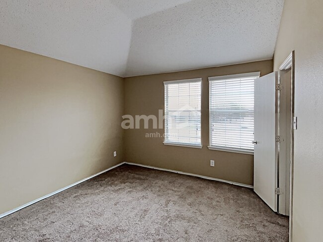 Building Photo - 1409 Prairie Dr