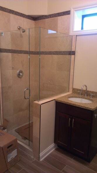 Building Photo - 1758 W Montrose Ave