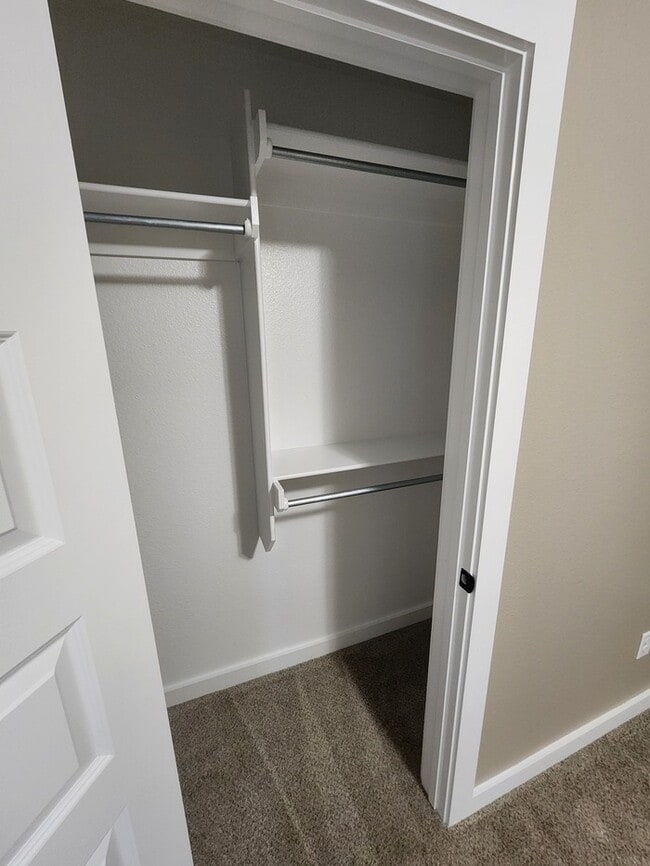 Building Photo - 3 bed 2 bath home, 1 car garage