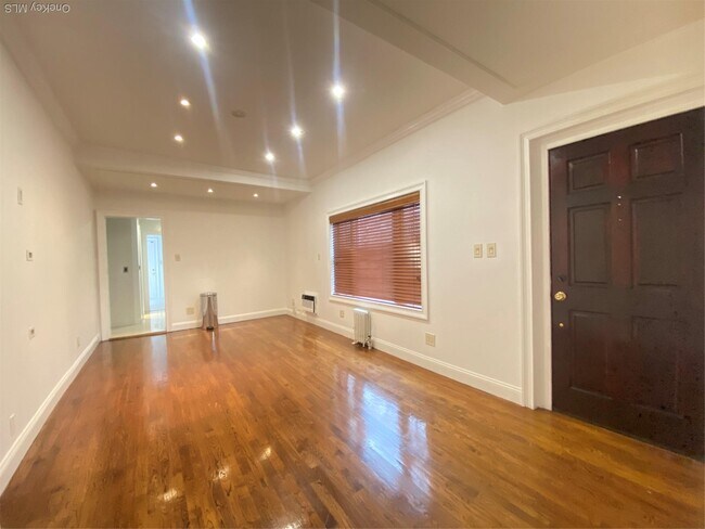 Building Photo - 84-80-84161 161st St