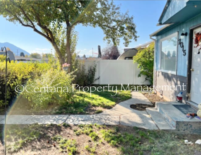 Building Photo - Pet friendly 2 bedroom house with a large lawn! (Better pictures coming soon).