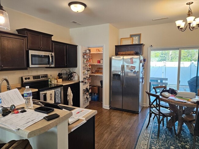 Building Photo - 2 bedroom, 2.5 bath unfurnished end unit townhouse in Sneads Ferry Justice Farm Townhome community