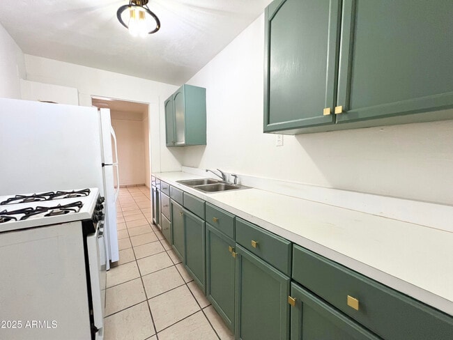 Building Photo - 946 E 12th St