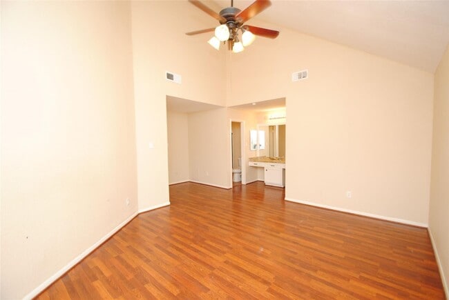 Building Photo - 738 Country Pl Dr