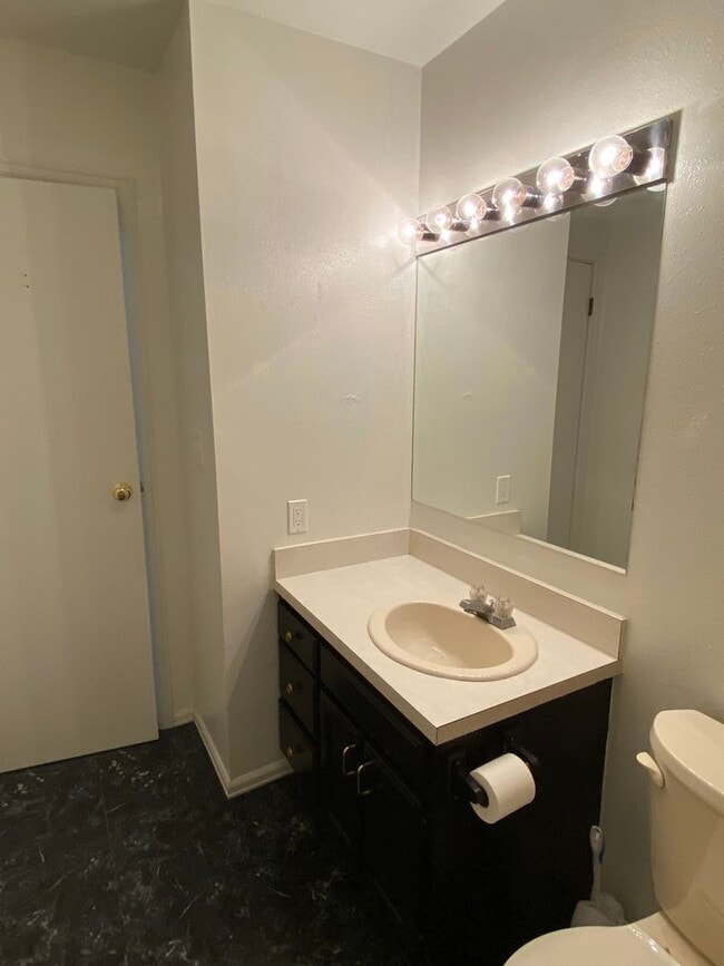 Building Photo - 2 bedroom 2 bath with a 1 car garage