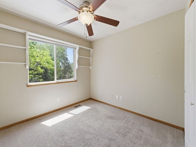 Building Photo - Excellent 4-Bedroom Condo in West Fort Collins!