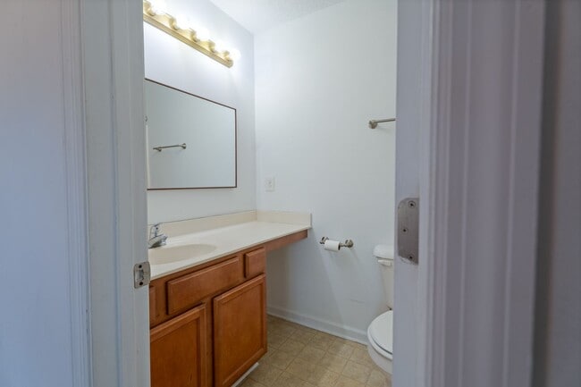 Building Photo - Move-In Ready Townhome Near Camp Lejeune