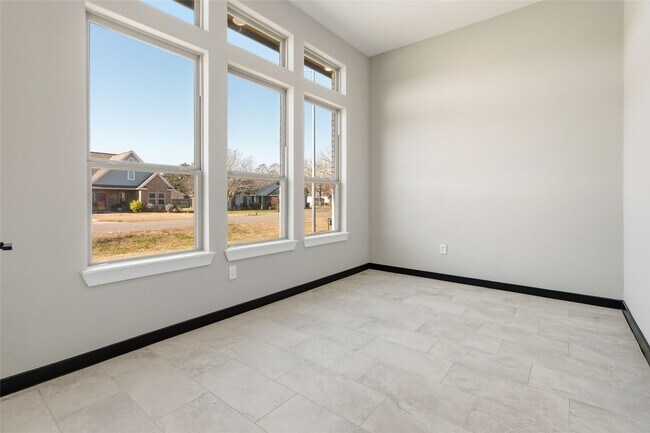 Building Photo - 208 Silverleaf Rd