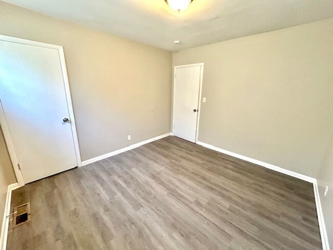 Building Photo - 3902 Lakeview Dr NW