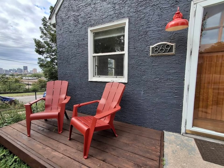 Building Photo - 869 Arkwright St N