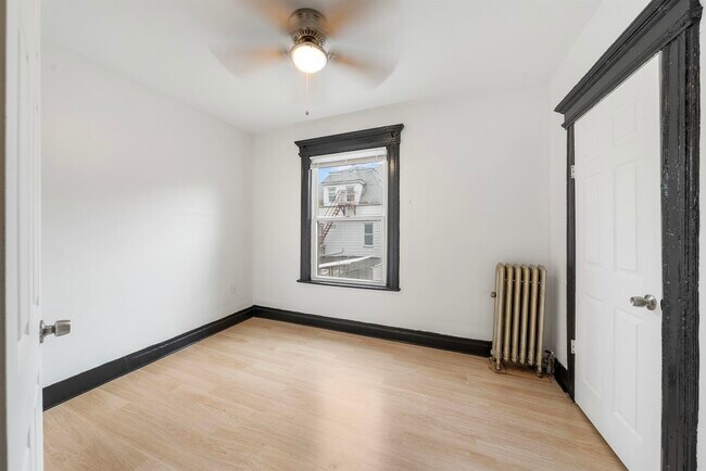 Building Photo - 209 N 11th St