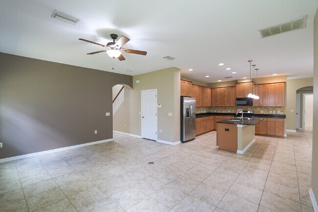 Building Photo - Gorgeous 5-bedroom, 4-bathroom, 3-car gara...