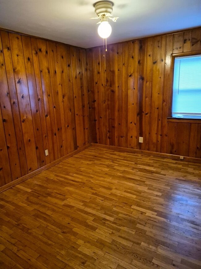 Building Photo - Charming 3 bed 1 Bath