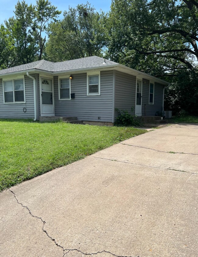 Building Photo - Don't miss out on this cozy duplex!