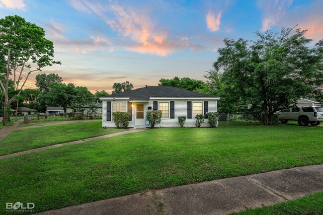 Building Photo - Home For Rent!
