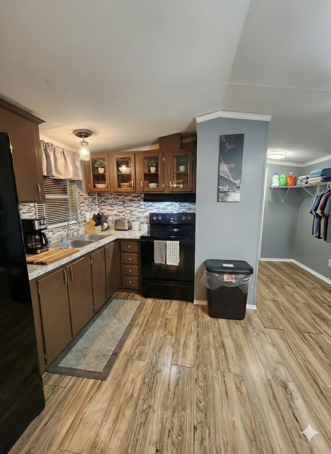 Building Photo - 7310 Pineview Dr