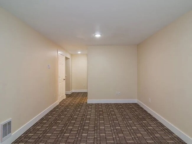 Building Photo - 4 Bed, 2 Bath Duplex Next to EWU!