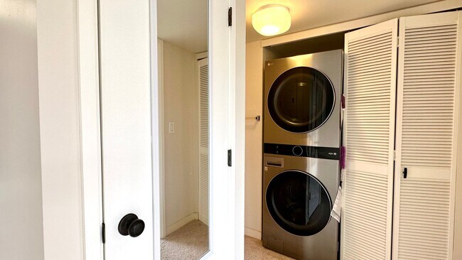 Building Photo - SPACIOUS 2 BED/2 BATH/1 PRKG & WASHER/DRYE...