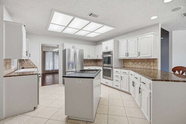 Building Photo - Top-Tier Luxury Living at 98th & Quaker | Kings Gate